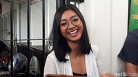 Perceraian agaknya tak menjadi alasan bagi Liza Elly bersedih. Foto: Desi Puspasari