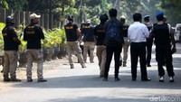 Polisi menyisir gereja tersebut.