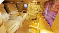 Bagian luarnya tampak tetap sama seperti biasa, namun tidak pada bagian dalam mobil yang berisi TV layar lebar, jok kulit, kompartemen sampanye dan komputer tablet yang terpasang di samping. Istimewa/Dailymail.