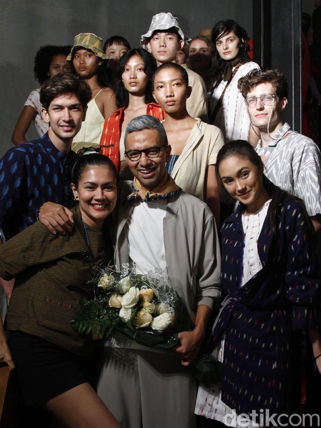 Seharusnya, Didiet berada di Palu, Sulawesi Tengah, pekan ini dalam rangka peragaan busana yang menampilkan karya perajin tenun donggala dan desainer binaannya. Namun, gelaran yang diinisiasi oleh istri Wakil Presiden Jusuf Kalla, Mufida Kalla, terpaksa batal karena bencana gempa dan tsunami di Palu dan Donggala. (Foto: Mohammad Abduh/Wolipop)