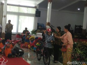 Saat Iriana Jokowi Bagi-bagi Hadiah untuk Ratusan Anak di Yogya