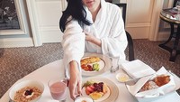 Sarapan mewah nih! Di sebuah hotel, Nay menikmati aneka menu sarapan, salah satunya buah segar. Tak lupa adik Nana Mirdad ini mengambil secangkir latte. Foto: Instagram naymirdad
