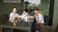 Bintang televisi berusia 32 tahun ini, juga punya gaya yang keren ketika makan bersama keluarga kecilnya. Foto: Instagram @fandych