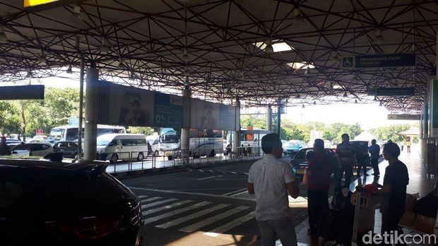 Suasana di luar Bandara Juanda Surabaya