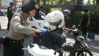 Petugas kepolisian memeriksa pengendara kendaraan bermotor di pintu masuk Mapolda Bali, Denpasar, Senin (14/5). Antara Foto/Fikri Yusuf.