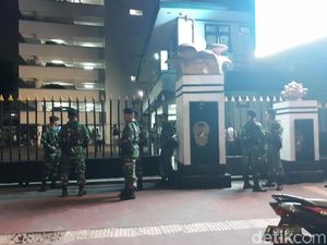 Polisi Ganti Tiket Kereta Orang yang Tabrak Gerbang Mabes TNI AD