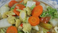 Simple tapi tetap kelihatan enak. Inilah cap cay buatan @wismonlisiana. Warnanya segar karena tersusun dari wortel, kembang kol, jagung muda dan sawi putih. Foto: Istimewa