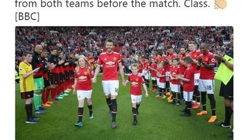 Dalam laga terakhirnya sebagai pemain bersama Manchester United, Carrick mendapat guard of honour. Naik dari timnya maupun dari pihak lawan, yaitu Watford. (Foto: Twitter)
