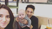 Waktu luang juga Fandy manfaatkan sebagai momen untuk makan bareng dengan istri dan putra kecilnya. Foto: Instagram @fandych