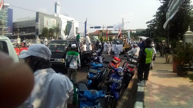 FPI konvoi sambut ramadhan di jalan margonda depok