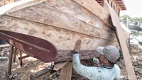 Bahan baku yang digunakan untuk pembuatan kapal nelayan seluruhnya terbuat dari kayu.
