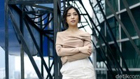 Ia tampak cantik menawan dengan atasan nude berpotongan sabrina dan celana panjang putih.