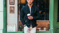 Si ganteng Nick Jonas juga mencuri perhatian dengan pose kerennya di depan toko kue bergaya vintage. Lengkap dengan kopi hangat di tangannya. Foto: Istimewa