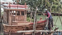 Sejumlah pekerja membuat kapal nelayan di Cilincing, Jakarta Utara, Senin (14/5/2018).