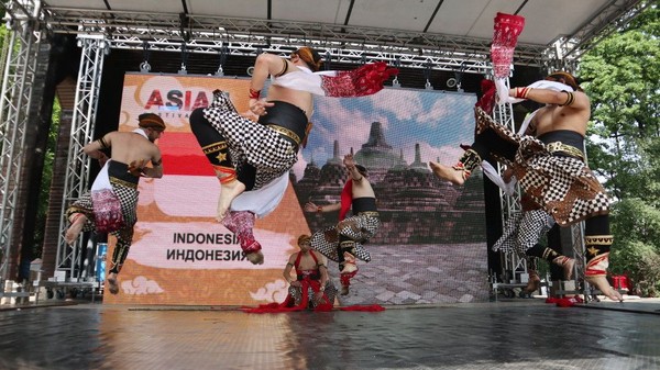 Walau pun tarian asli Indonesia, namun mahasiswa-mahasiswi Bulgaria ini dapat melakukan pertunjukkan dengan sangat baik. (dok KBRI Sofia) Walau pun tarian asli Indonesia, namun mahasiswa-mahasiswi Bulgaria ini dapat melakukan pertunjukkan dengan sangat baik. (dok KBRI Sofia)
