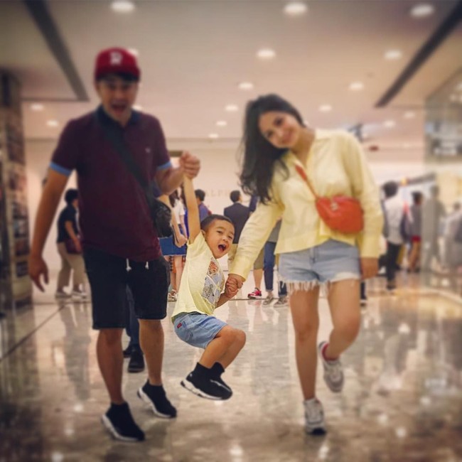 Sepatu Rafathar tidak kalah mewah dari sang ibu. Ia memakai sneakers Balenciaga Speed Trainers seharga US$ 295 atau Rp 4,1 juta. Foto: Dok. Instagram/@raffinagita1717