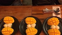 Dessert oh dessert tulis Ijonk. Pemain sinetron ini memposting foto tiga piring mango sticky rice, yakin mau dimakan semuanya? Foto: @ijonkfrizzy