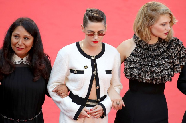 Turut beraksi dalam protes tersebut, aktris Kristen Stewart yang juga didapuk sebagai juri Festival Film Cannes 2018. Ia muncul dengan busana putih dari rumah mode Chanel. Foto: Getty Images