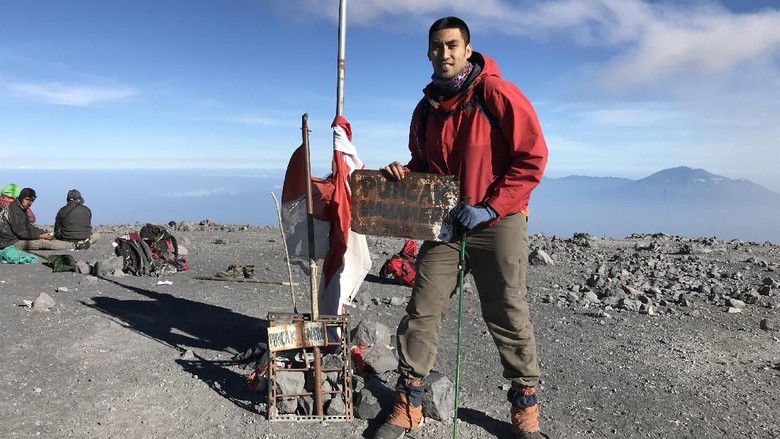 Usai Juara IBL, Christian Ronaldo Muncak di Gunung Semeru Usai Juara IBL, Christian Ronaldo Muncak di Gunung Semeru
