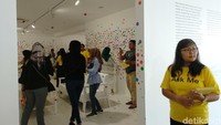 The Obliteration Room adalah salah satu karya seni instalasi yang atraktif dan menarik perhatian pengunjung. Sebanyak 25 orang diberi waktu 2 menit untuk menempel stiker dan mendalami sensasi oblirated ala Yayoi Kusama.  Foto: Tia Agnes/ detikHOT