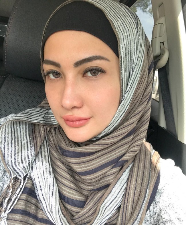 Aktris sinetron Dunia Terbalik ini  memilih gaya hijab yang sederhana di kesehariannya. Ia sering tampil mengenakan pashmina atau hijab segi empat. Foto: Instagram Natalie Sarah