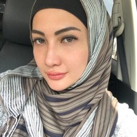 Aktris sinetron Dunia Terbalik ini  memilih gaya hijab yang sederhana di kesehariannya. Ia sering tampil mengenakan pashmina atau hijab segi empat. Foto: Instagram Natalie Sarah