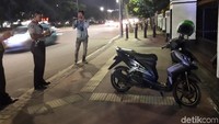 Motor itu tampak terparkir di depan Mabes TNI AD. Seorang petugas kepolisian tampak mencatat nomor polisi tersebut (Foto: Denita BR Matondang/detikcom)