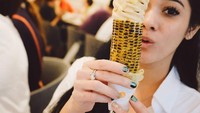 Kamu bisa tebak Nay dimana? Saat di Jepang, wanita berambut tebal ini sepertinya mampir ke gerai Dominique Ansel Bakery. Es krim jagungpun jadi pilihan Nay untuk berfoto. Foto: Instagram naymirdad