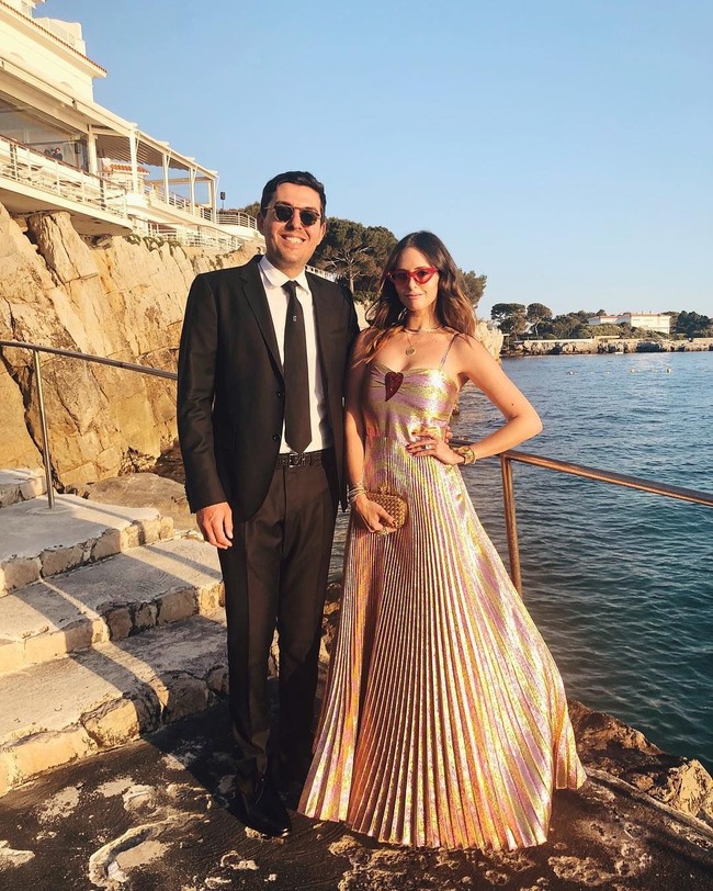 Sebagai tanda cinta, Harrison pun memberikan Alexa cincin berlian 12 karat yang diestimasih seharga $3 juta atau sekitar Rp 41 miliaran. Foto: Instagram @alexakdell