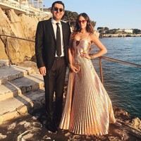 Sebagai tanda cinta, Harrison pun memberikan Alexa cincin berlian 12 karat yang diestimasih seharga $3 juta atau sekitar Rp 41 miliaran. Foto: Instagram @alexakdell