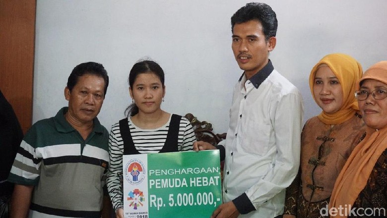 Bangganya Fera, Lolos SBMPTN dan Terima Penghargaan Kemenpora Bangganya Fera, Lolos SBMPTN dan Terima Penghargaan Kemenpora