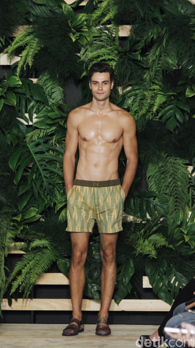 Fashion show Ikat Indonesia by Didiet Maulana yang bertajuk Mentari di Hotel Monopoli, Kemang, Jakarta, Selasa [8/5/2018]. Foto: Mohammad Abduh/Wolipop