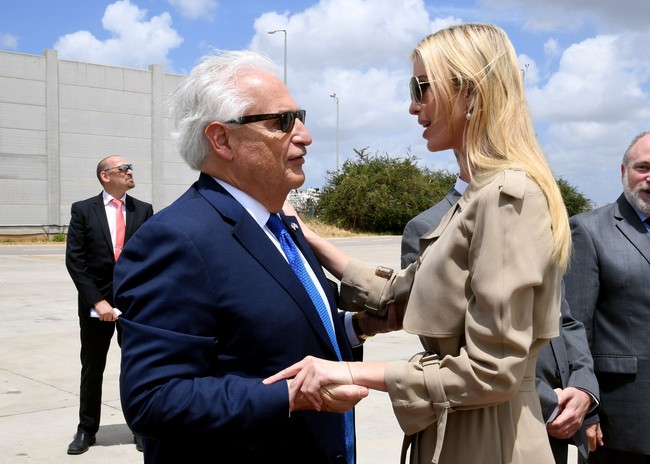 Salah satu agendanya di Israel untuk meresmikan kantor Kedutaan Besar AS yang sebelumnya di Tel Aviv, dan kini berpindah ke Yerusalem. Kehadiran Ivanka jadi kontroversi dan dibanjiri kritik publik maupun netizen. Di saat ia meresmikan kantor kedubes baru AS, puluhan warga Palestina tewas di tangan tentara Israel. Foto: REUTERS