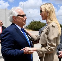 Salah satu agendanya di Israel untuk meresmikan kantor Kedutaan Besar AS yang sebelumnya di Tel Aviv, dan kini berpindah ke Yerusalem. Kehadiran Ivanka jadi kontroversi dan dibanjiri kritik publik maupun netizen. Di saat ia meresmikan kantor kedubes baru AS, puluhan warga Palestina tewas di tangan tentara Israel. Foto: REUTERS