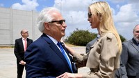 Ivanka dan Kushner, yang sama-sama menjabat penasihat Gedung Putih, mendarat di Bandara Internasional Ben Gurion di Tel Aviv, Israel pada Minggu (13/5) waktu setempat. Foto: Courtesy David Azagury/U.S. Embassy Tel Aviv/Handout via REUTERS