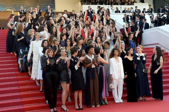 Pernyataan politik mewarnai karpet merah Festival Film Cannes 2018 di  Palais des Festivals, Cannes, Prancis, Sabtu (12/5/2018). Berbalut gaun menawan, sebanyak 82 sineas perempuan menyerbu karpet merah untuk memprotes ajang bergengsi perfilman internasional. Foto: Getty Images