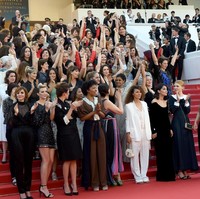Pernyataan politik mewarnai karpet merah Festival Film Cannes 2018 di  Palais des Festivals, Cannes, Prancis, Sabtu (12/5/2018). Berbalut gaun menawan, sebanyak 82 sineas perempuan menyerbu karpet merah untuk memprotes ajang bergengsi perfilman internasional. Foto: Getty Images