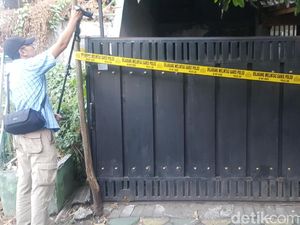 Sosok Penjual Kerupuk dan Telur Asin yang Rumahnya Digeledah Polisi