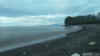 Pantai Anoi di Sabang juga berpasir hitam. Di sekitar pantai ada pemandangan laut yang bebas polusi. Anak-anak berenang bebas di tepian. Beberapa perahu nelayan pun ditambatkan di atas pasir hitam. (Bonauli/detikTravel)