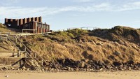 Terletak di pesisir pantai Torquay yang jadi surga bagi para peselancar di Australia. Kafe Third Wave Kiosk dibagun oleh arsitektur Tony Hobba. Foto: Istimewa