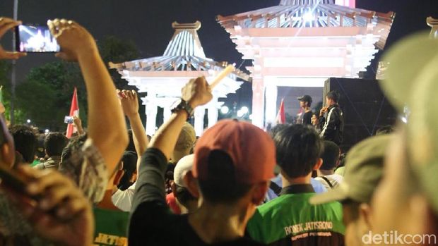 Aksi Lawan Teroris, Nyalakan Lilin Hingga Donor Darah