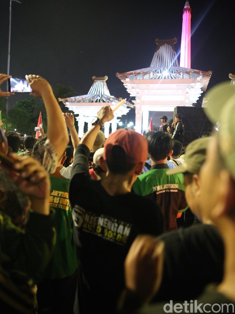 Foto Aksi Warga Surabaya Nyalakan Lilin Bersatu Lawan Teroris