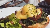 Masih di Prancis, Nay menikmati menu sarapan yang mewah. Roti dengan bacon dan egg benedict yang menggugah selera. Foto: Instagram naymirdad