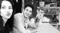 Bersama sang istri, Dahlia Poland, Fandy memilih menu penyetan. Di warung penyetan sederhana langganannya. Foto: Instagram @fandych