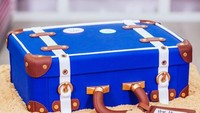 Kalau tadi handbag, sekarang kue bentuk koper. Kue ini dibuat sangat detail. Walau berbahan dasar kue cokelat, tapi malah mirip dengan koper sungguhan. Foto: Instagram @yolanda_gampp