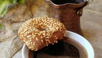  Yang ini racikan kopi Arab dari Beirut. Diunggah olah @taste.of.beirut dan dinikmati dengan biskuit wijen. Sedapnya!  Foto: Instagram @taste.of.beirut