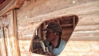 Terakhir dari proses pembuatan kapal ini adalah membuat penutup badan kapal dan menghiasnya agar semakin terlihat menarik.
