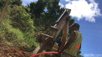Ini penggelaran kabel optik jalan darat dari Teluk Bintuni-Manokwari. Penggalian ini menggunakan alat berat bernama Fang. Foto: Agus Tri Haryanto/detikINET