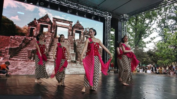 Memilih tema The Colour of traditions, festival yang berlokasi di di taman terbesar Kota Sofia, Borisiva Garden dimulai dengan iring-iringan penari Bedoyo Lanang Indonesia. (dok KBRI Sofia) Memilih tema The Colour of traditions, festival yang berlokasi di di taman terbesar Kota Sofia, Borisiva Garden dimulai dengan iring-iringan penari Bedoyo Lanang Indonesia. (dok KBRI Sofia)