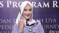 Model sekaligus Putri Muslimah Award 2018, Erra Fazhira akan mengisi acara di bulan suci Ramadan. Ia didapuk menjadi presenter acara Karimah di Trans 7.  Foto: Noel/detikHOT